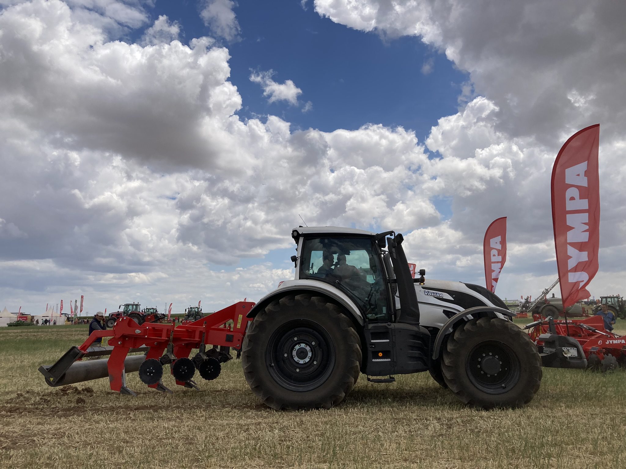 Tractor con subsolador de profundidad variable trabajando un campo con tecnología de agricultura de precisión